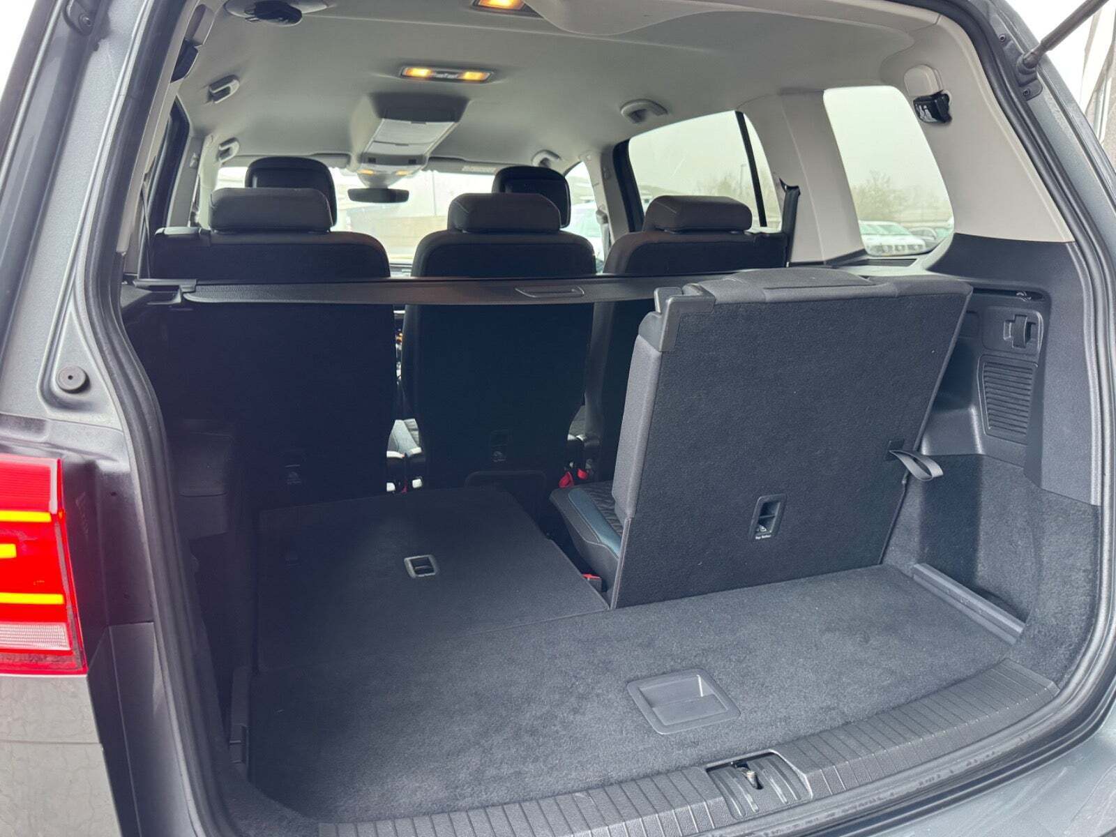 Grå VW Touran fra 2020