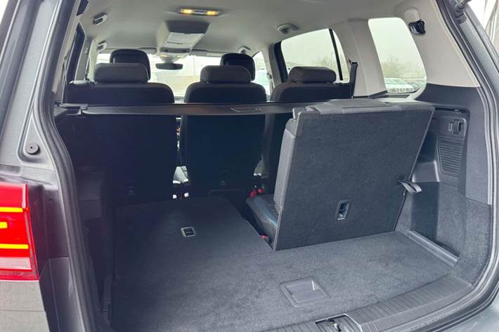 Grå VW Touran fra 2020