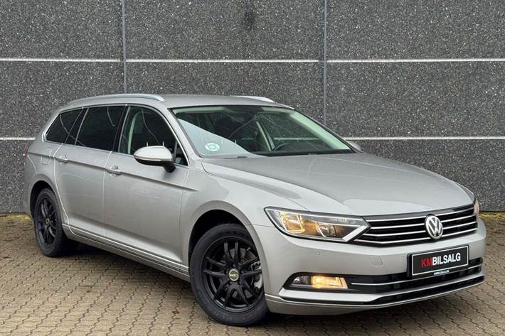 Grå VW Passat fra 2017 set udefra