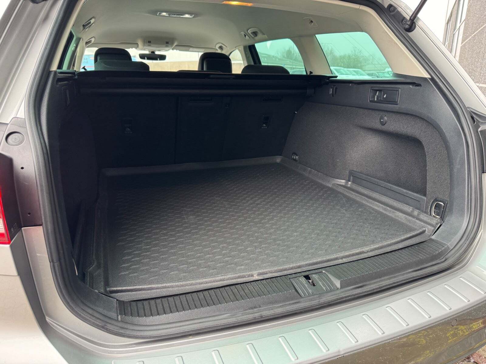 Grå VW Passat fra 2017