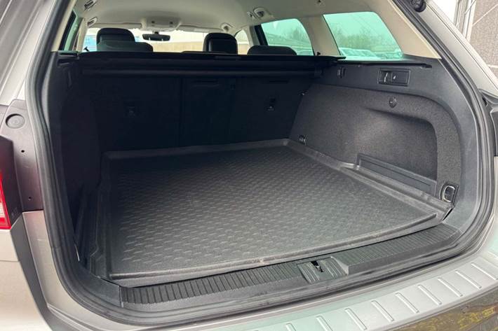 Grå VW Passat fra 2017