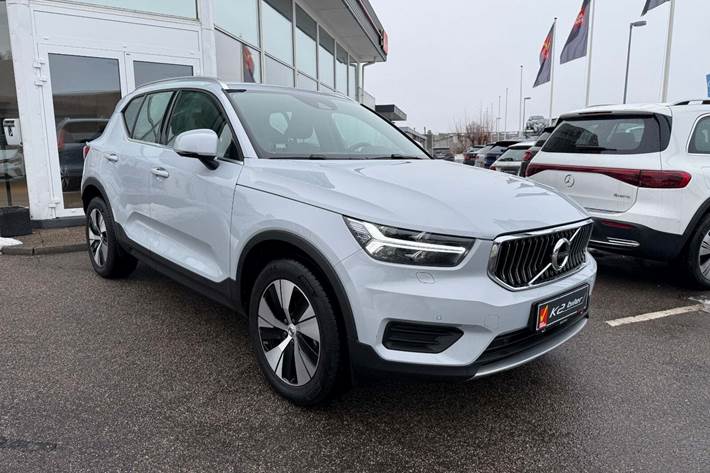 Sølv Volvo XC40 fra 2022 set udefra