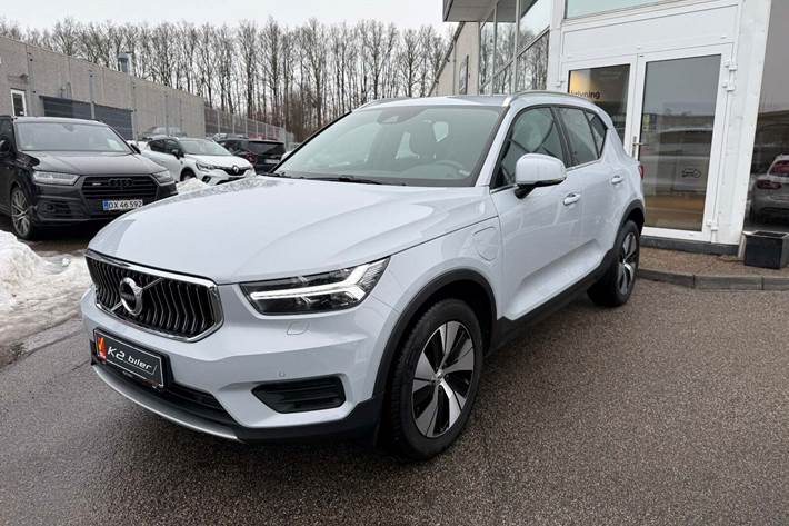 Sølv Volvo XC40 fra 2022