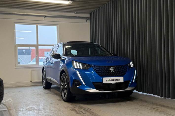 Blå Peugeot e-2008 fra 2022