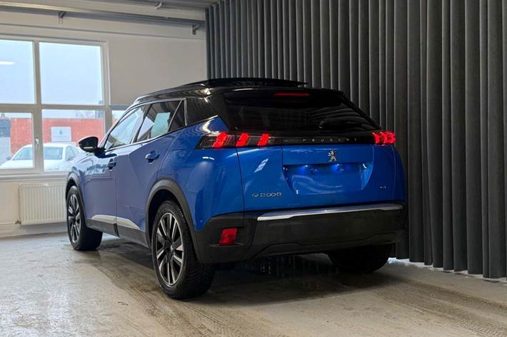 Blå Peugeot e-2008 fra 2022