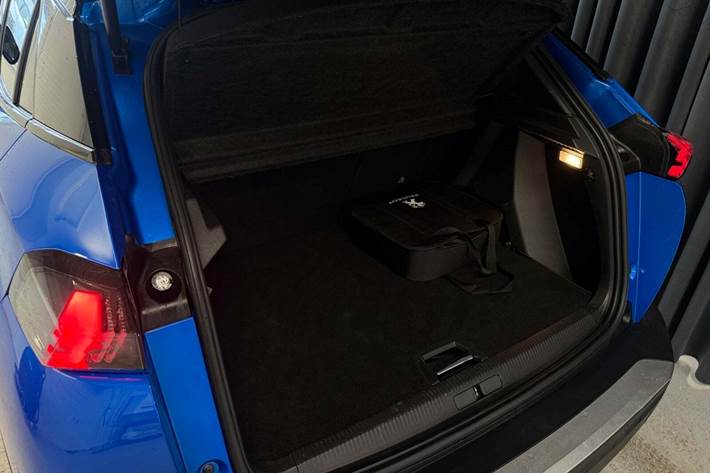 Blå Peugeot e-2008 fra 2022