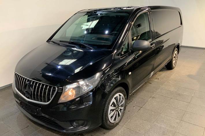 Sort Mercedes Vito 119 fra 2015 set udefra