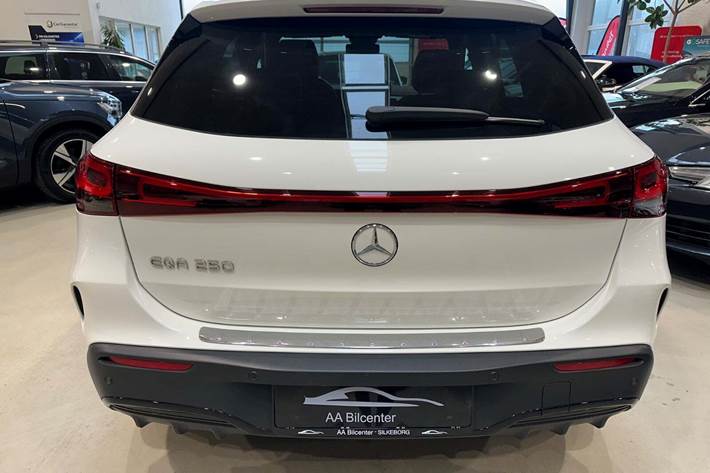 Hvid Mercedes EQA250 fra 2021