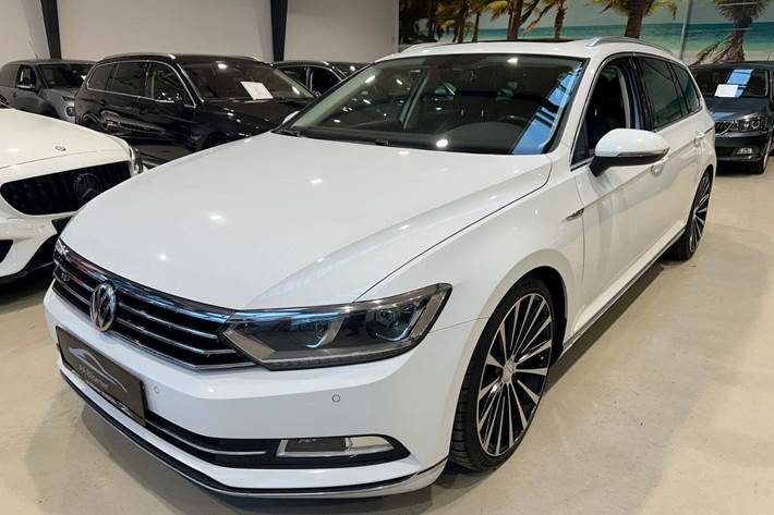 Hvid VW Passat fra 2015 set udefra