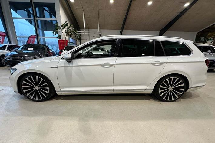Hvid VW Passat fra 2015