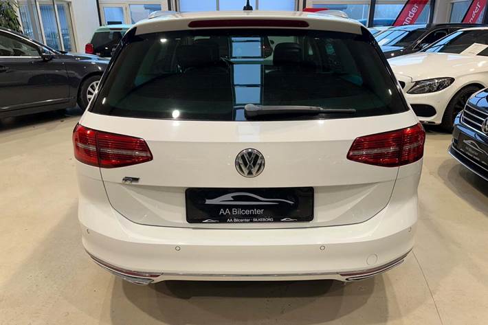 Hvid VW Passat fra 2015