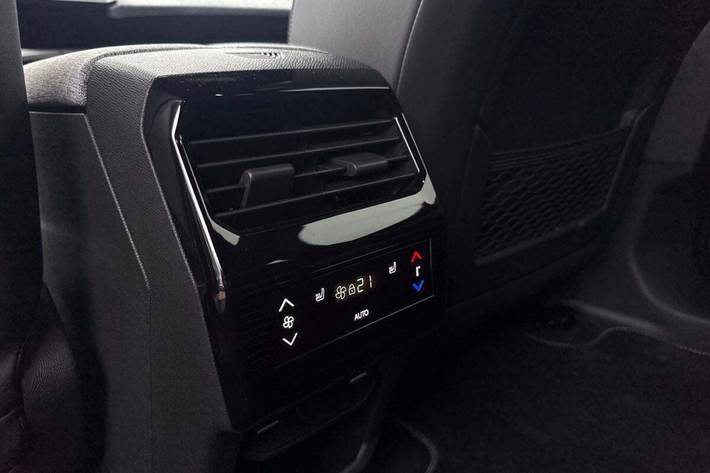 Sølv Peugeot e-5008 fra 2025