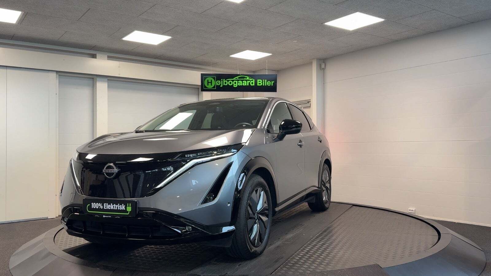 Grå Nissan Ariya fra 2024 set udefra