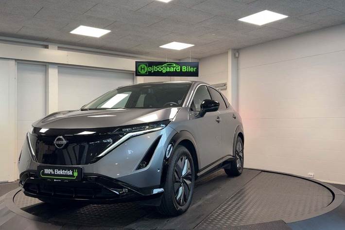 Grå Nissan Ariya fra 2024 set udefra