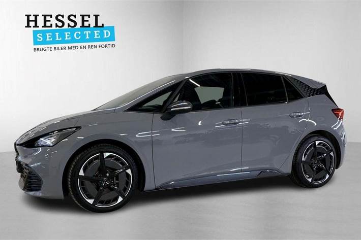 Grå Cupra Born fra 2024 set udefra