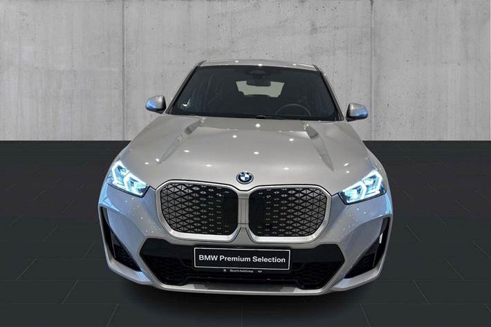 Sølv BMW iX1 fra 2025