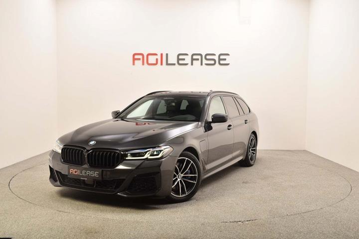 Grå BMW 530e fra 2021 set udefra