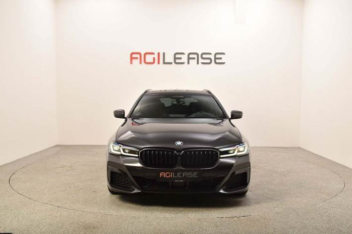 Grå BMW 530e fra 2021