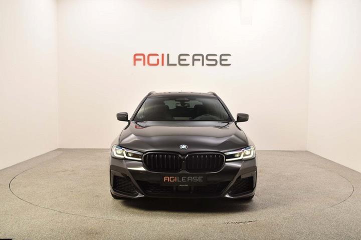 Grå BMW 530e fra 2021