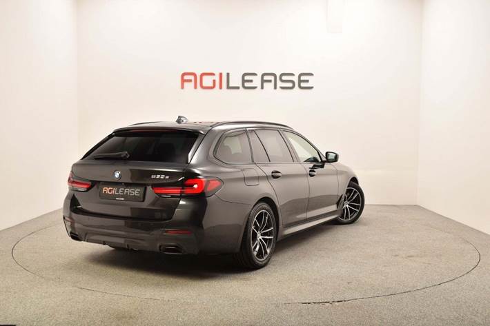 Grå BMW 530e fra 2021