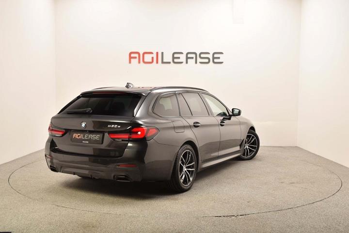 Grå BMW 530e fra 2021