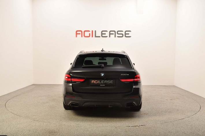 Grå BMW 530e fra 2021