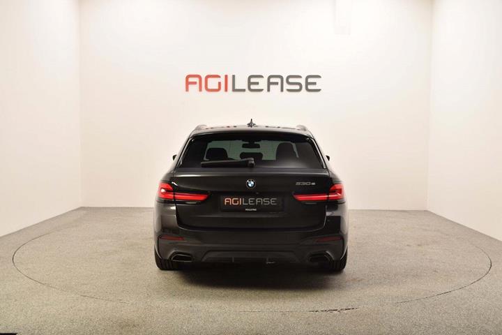 Grå BMW 530e fra 2021