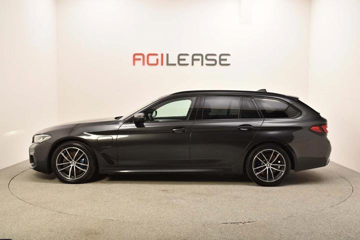 Grå BMW 530e fra 2021