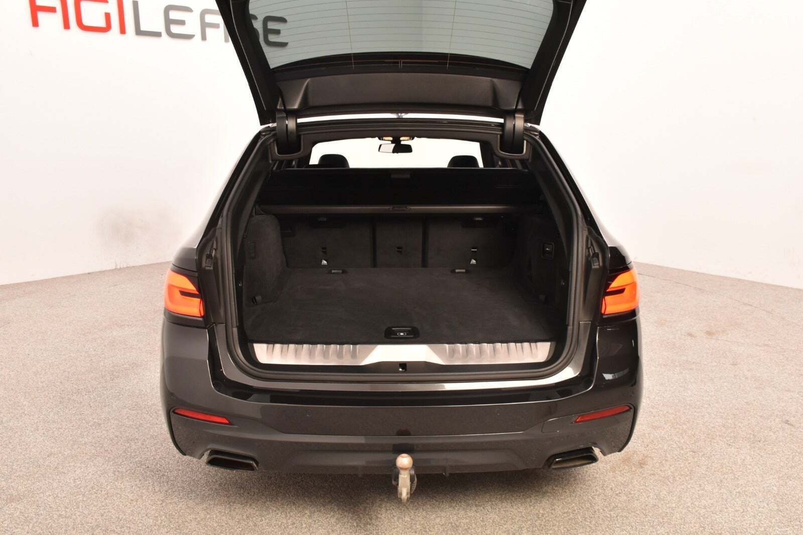 Grå BMW 530e fra 2021