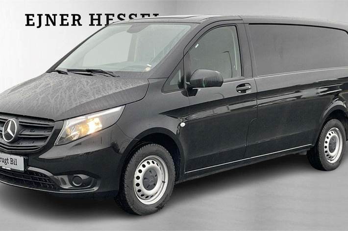 Sort Mercedes Vito 114 fra 2022 set udefra