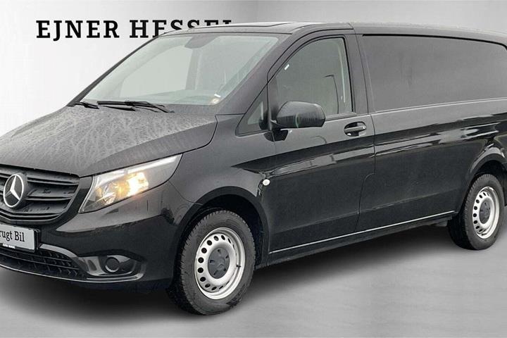 Sort Mercedes Vito 114 fra 2022 set udefra