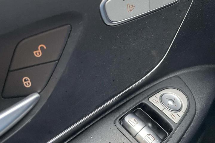 Sort Mercedes Vito 114 fra 2022