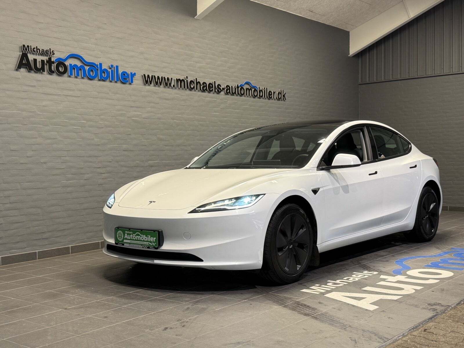 Hvid Tesla Model 3 fra 2024 set udefra