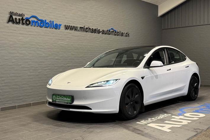 Hvid Tesla Model 3 fra 2024 set udefra