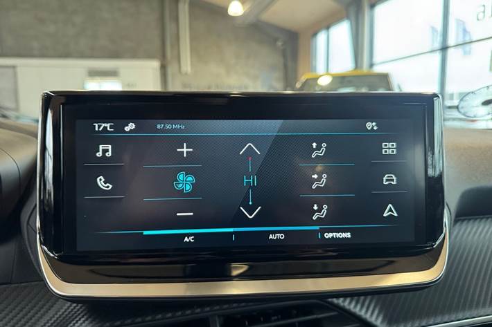 Hvid Peugeot e-2008 fra 2025