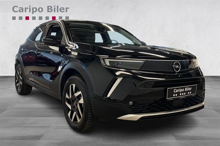 Sort Opel Mokka-e fra 2023 set udefra