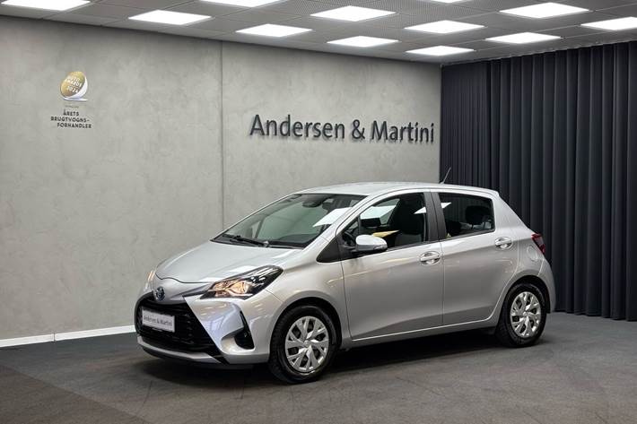 Grå Toyota Yaris fra 2019 set udefra