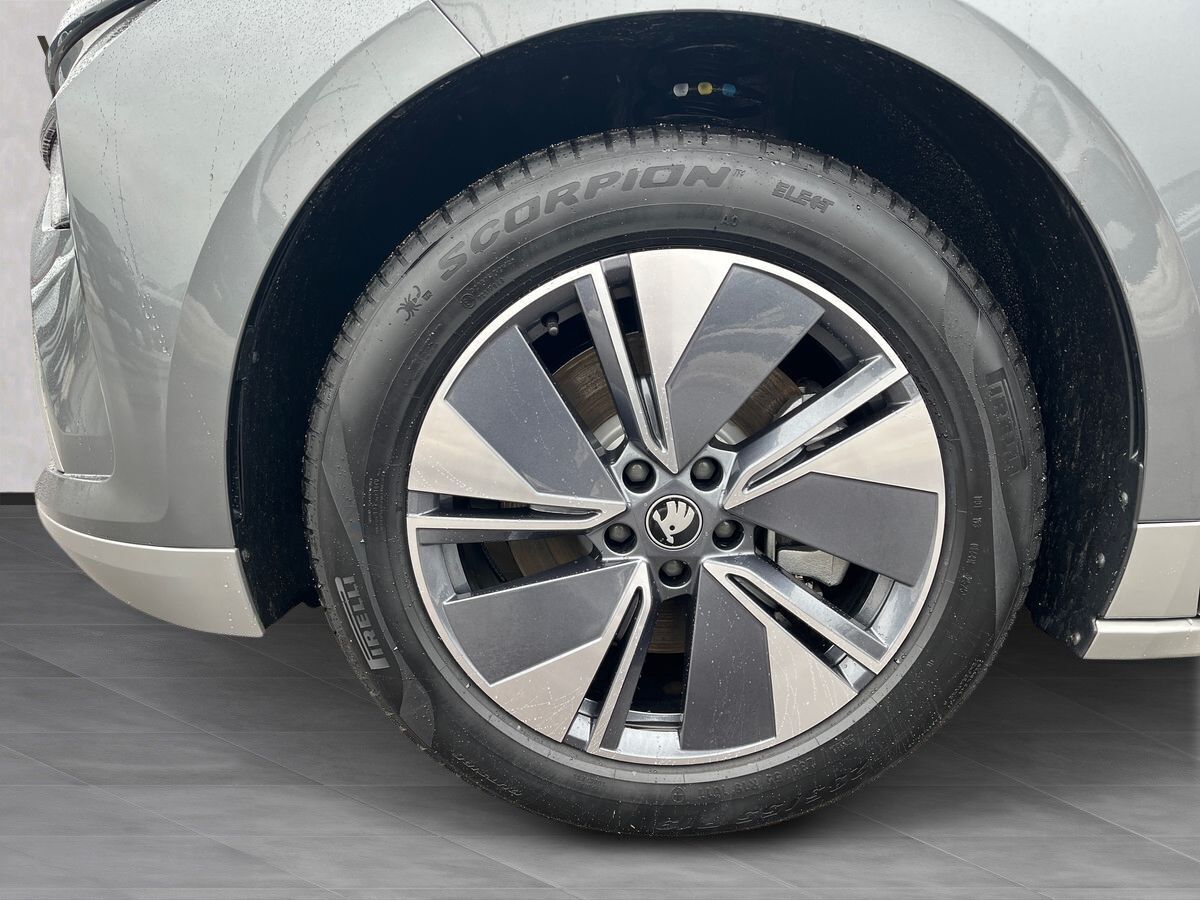 Grå Skoda Enyaq fra 2025