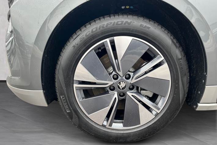 Grå Skoda Enyaq fra 2025