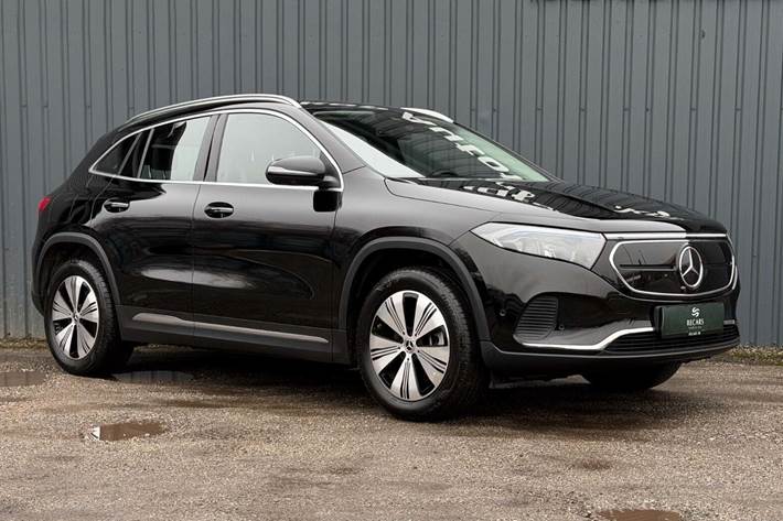 Sort Mercedes EQA250 fra 2023 set udefra