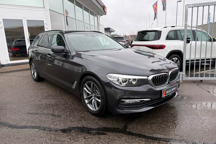 Grå BMW 520i fra 2018 set udefra