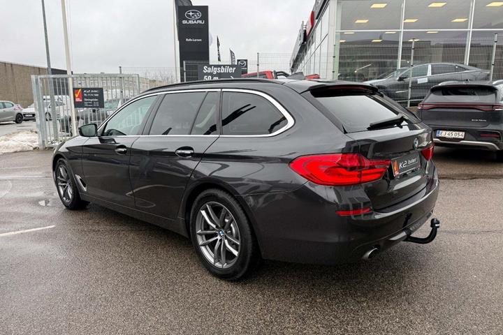 Grå BMW 520i fra 2018