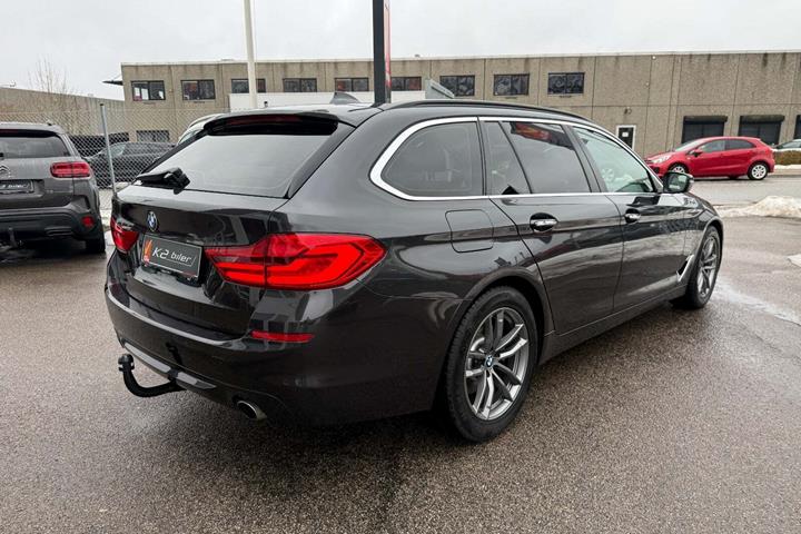 Grå BMW 520i fra 2018