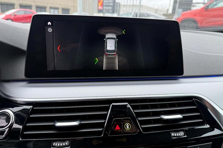 Grå BMW 520i fra 2018