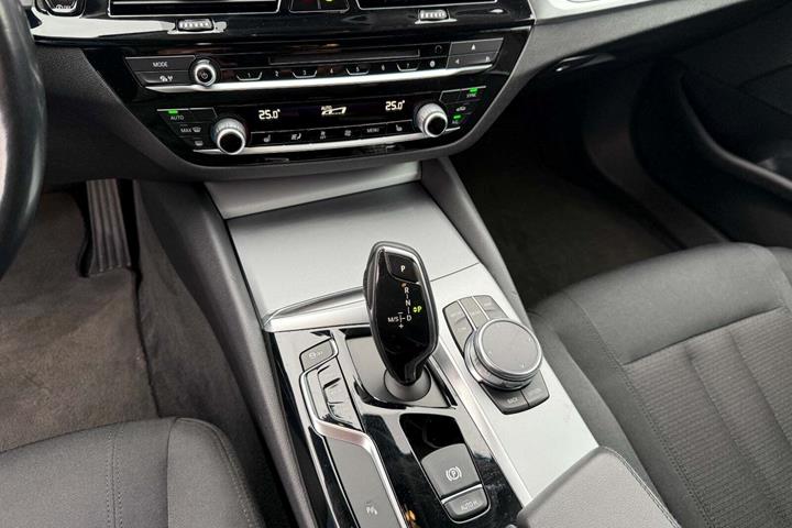 Grå BMW 520i fra 2018