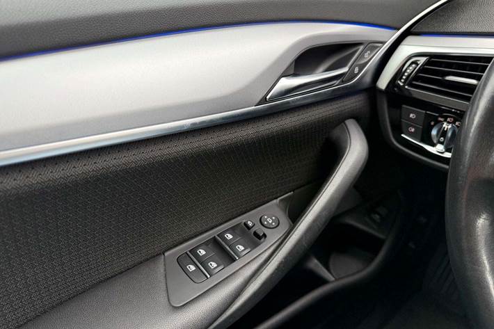 Grå BMW 520i fra 2018