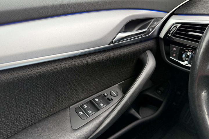 Grå BMW 520i fra 2018