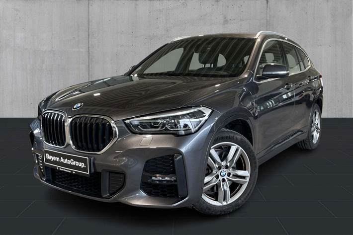 Grå BMW X1 fra 2022 set udefra
