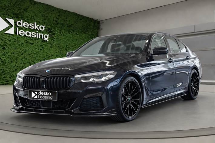 Sort BMW 545e fra 2022 set udefra