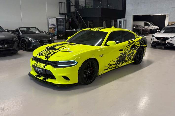 Hvid Dodge Charger fra 2019 set udefra